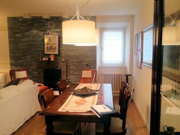 Un soggiorno con tavolo da pranzo e sedie