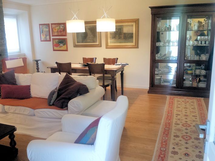 Un soggiorno con un divano, una sedia e un tavolo