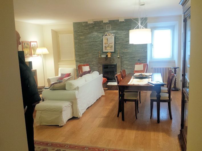 Un soggiorno con tavolo e sedie e un camino