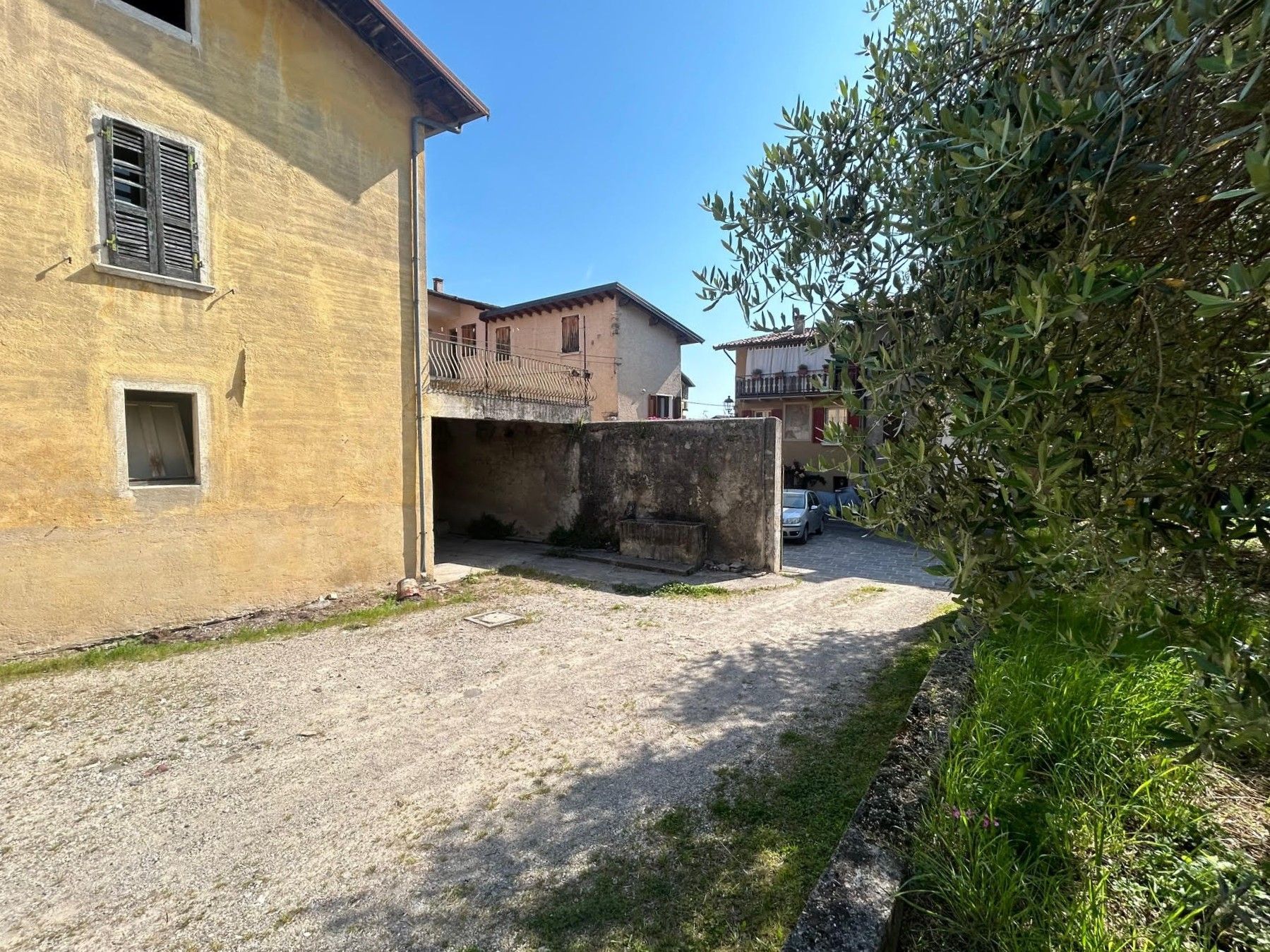 Un grande edificio giallo con scale che conducono ad esso