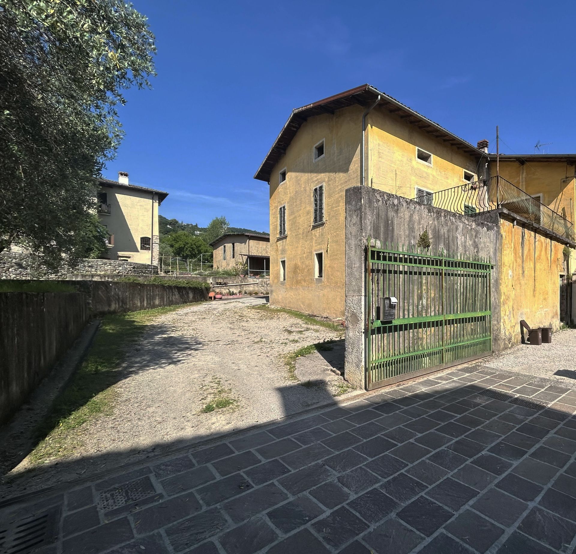 Un grande edificio giallo con scale che conducono ad esso