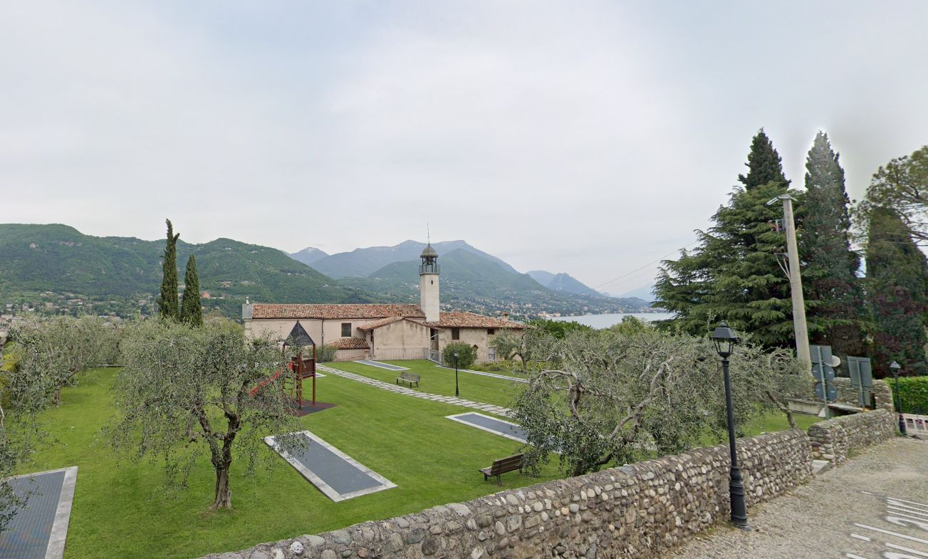 Sullo sfondo c'è una chiesa e in primo piano un cimitero.