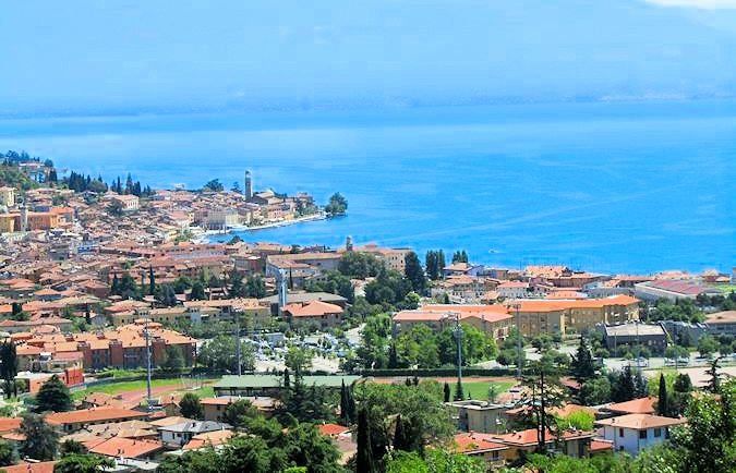 Una vista aerea di una piccola città vicino a uno specchio d'acqua.