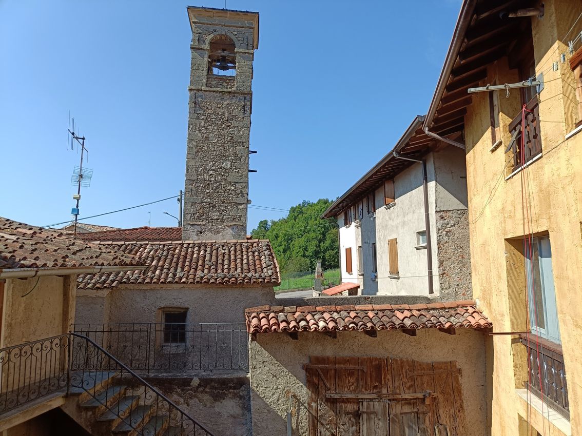 Un edificio molto antico con una torre dell'orologio in cima
