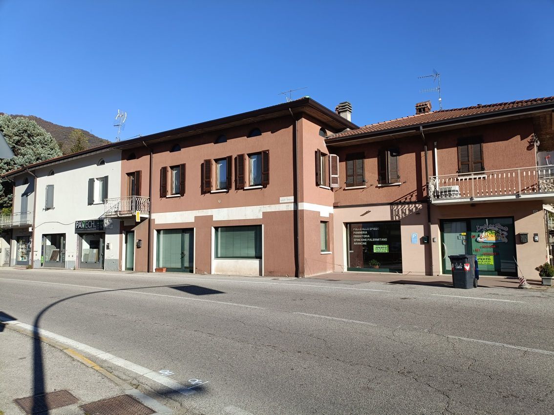 Una fila di edifici sul ciglio di una strada