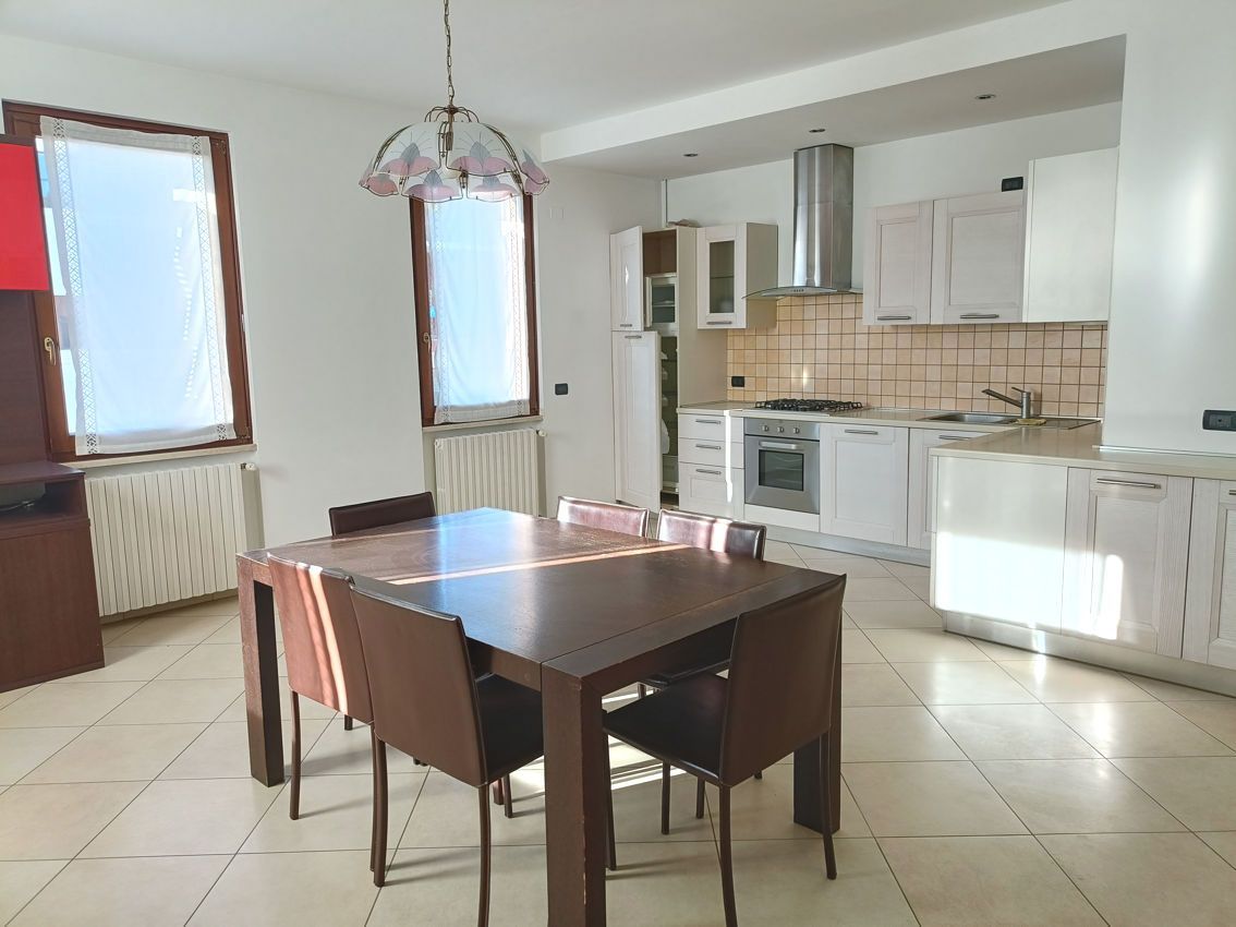 C'è un tavolo e delle sedie al centro della stanza.