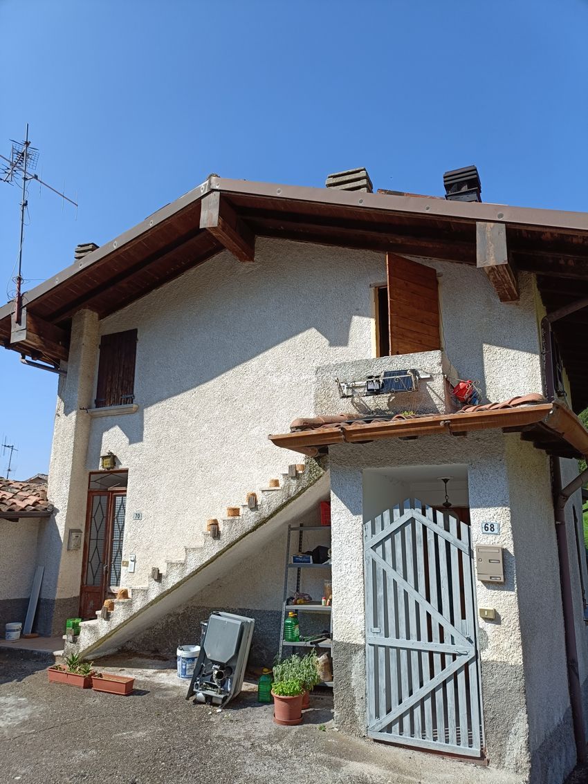 Una casa bianca con scale che portano al secondo piano