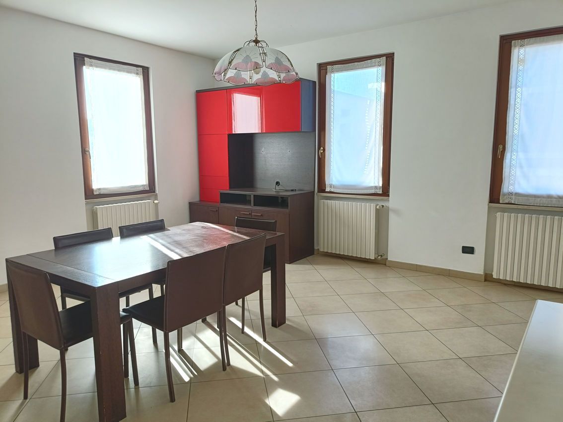 Una sala da pranzo con un tavolo e delle sedie