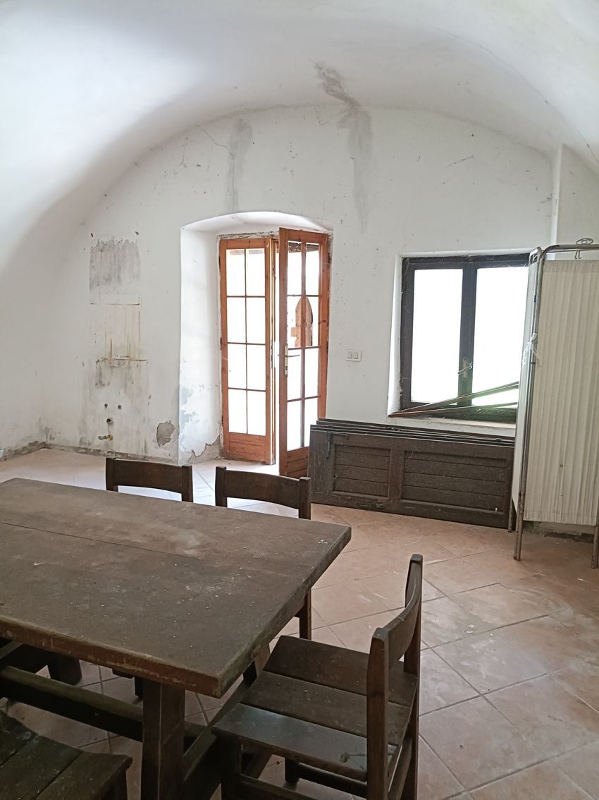 C'è un tavolo e delle sedie al centro della stanza.