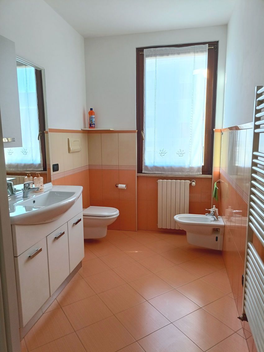 Un bagno con lavandino, water e bidet