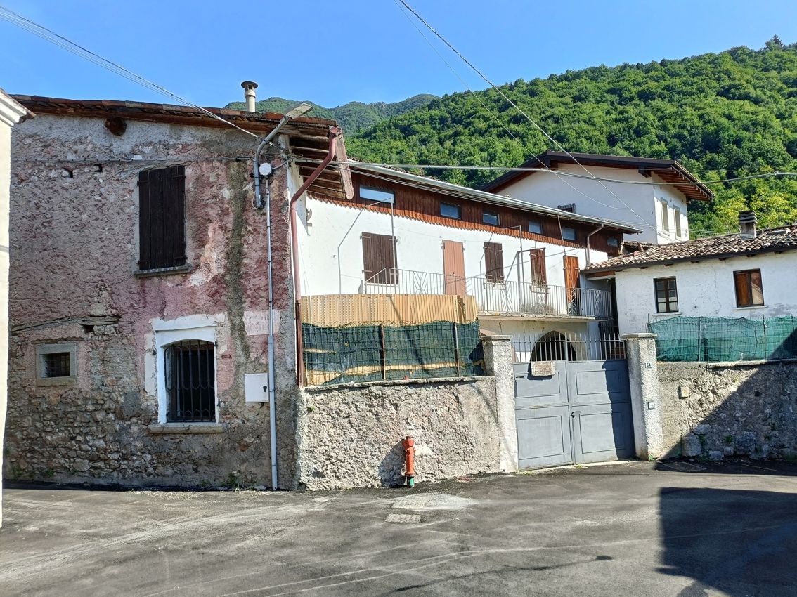 Un paio di edifici sono situati uno accanto all'altro su una collina.