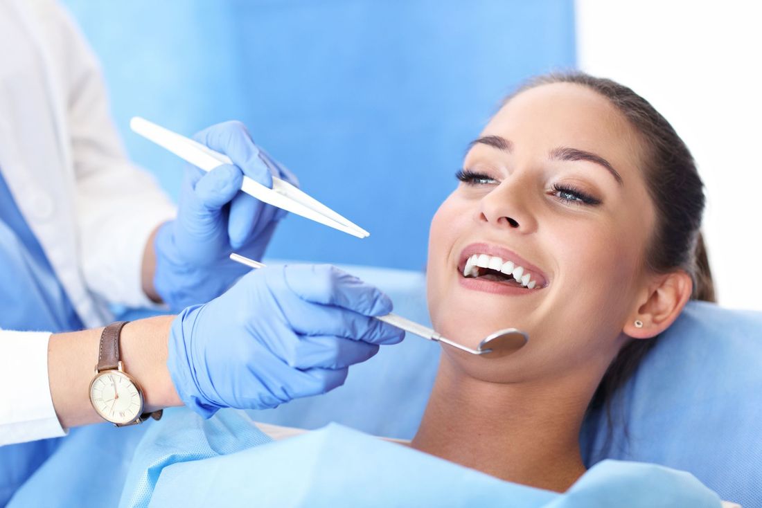 Un dentista e una paziente durante una visita odontoiatrica
