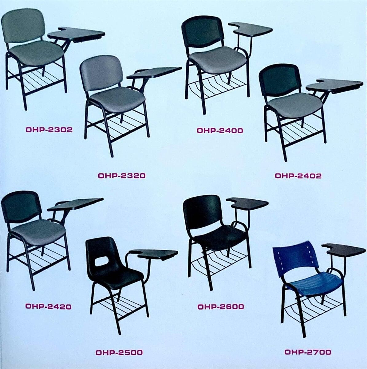 Un montón de sillas con tablillas de escritura encima