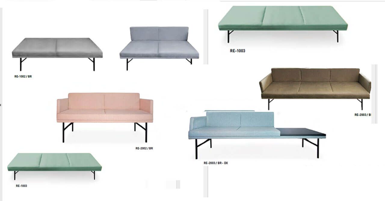 Un montón de sofás de diferentes colores sobre un fondo blanco.