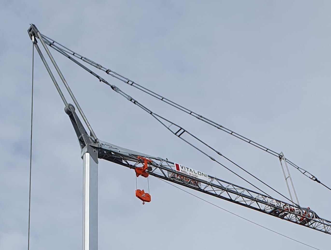 un grande edificio in costruzione con una gru in primo piano