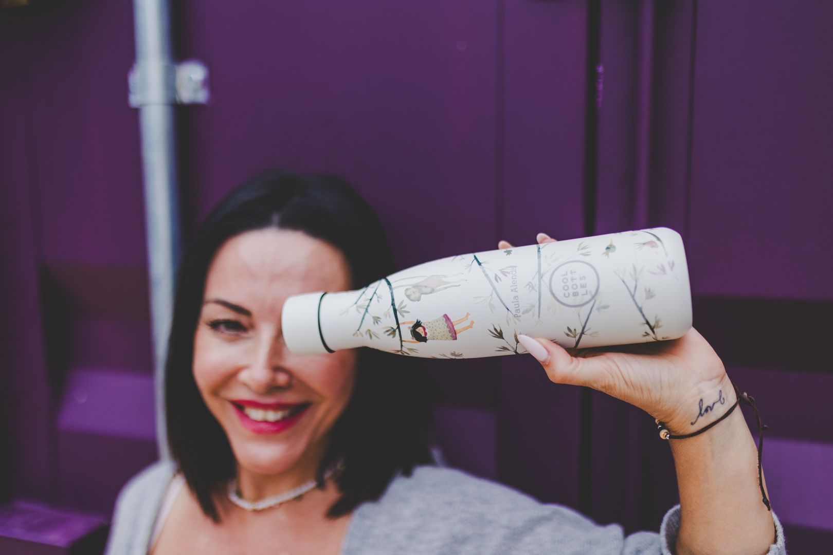 Mulher feliz a agarrar uma garrafa térmica da Cool Bottles