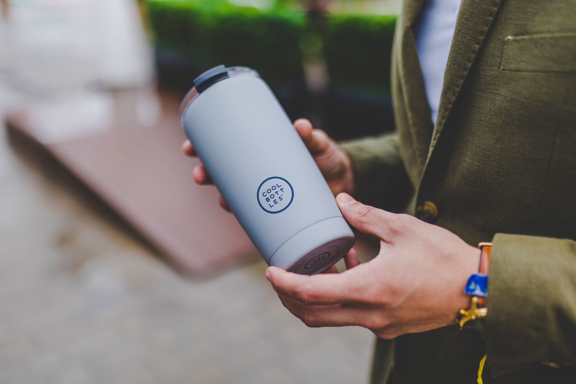 Homem de fato com um copo térmico da Cool Bottles