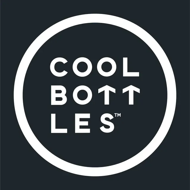 Logo da cool bottles a branco com fundo preto