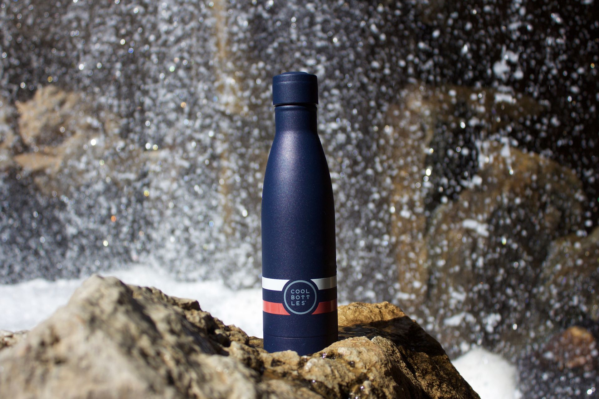 Garrafa térmica da Cool Bottles numa cascata