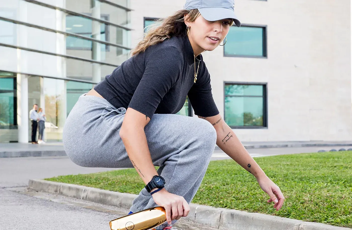 Mulher a andar de skate com uma garrafa térmica da Cool Bottles