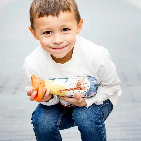 Criança rapaz com uma garrafa térmica da Cool Bottles