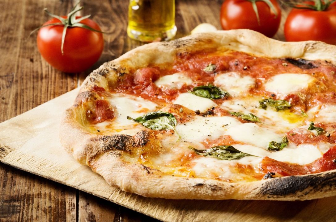 pizza margherita con basilico