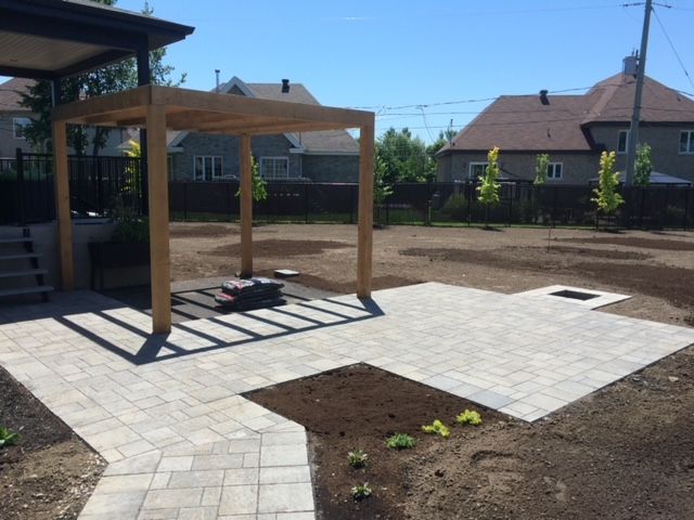 Un patio avec une pergola en bois au milieu