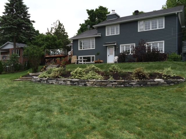 Une grande maison avec une grande pelouse devant elle