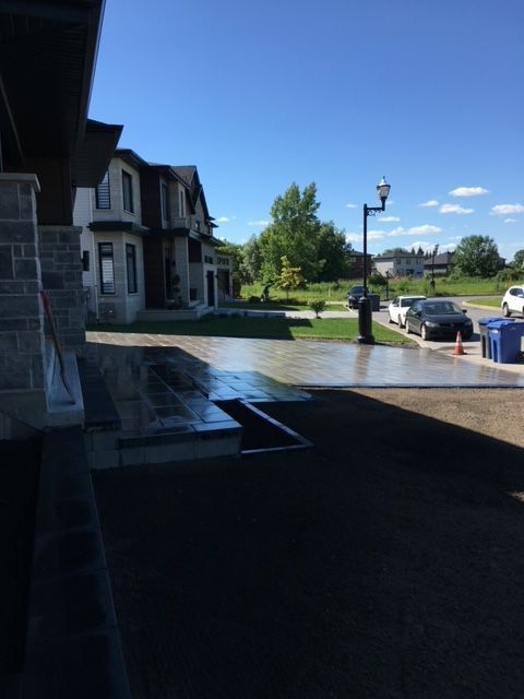 Une allée en béton avec une bouche d'incendie au milieu