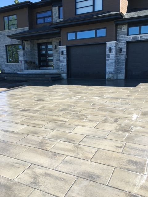 Une grande maison avec une grande allée devant elle