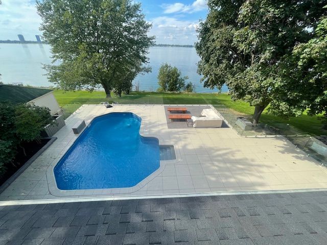 Une grande piscine avec vue sur un plan d'eau