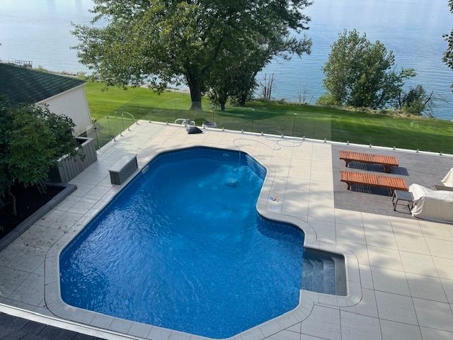 Une grande piscine avec vue sur l'eau
