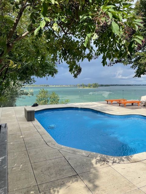 Une grande piscine avec vue sur l'océan