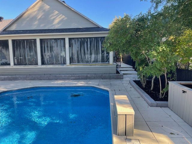 Une grande piscine devant une maison