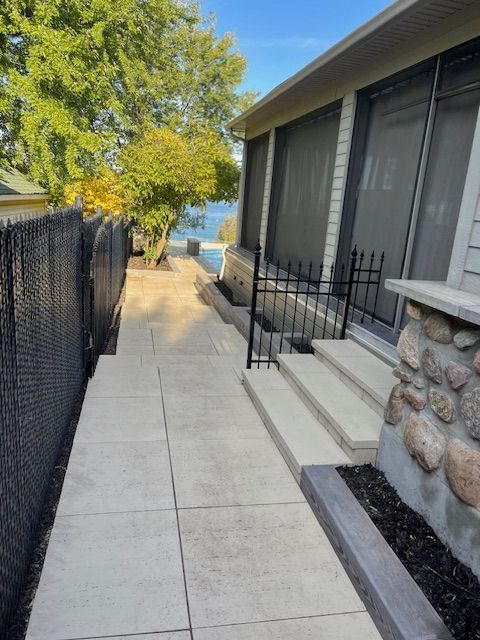 Une passerelle menant à un porche grillagé d'une maison