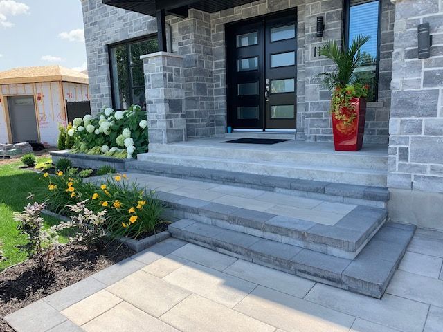 Une maison en pierre avec des marches menant à la porte d'entrée.