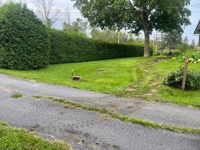 Il y a une boîte aux lettres sur le côté de la route.