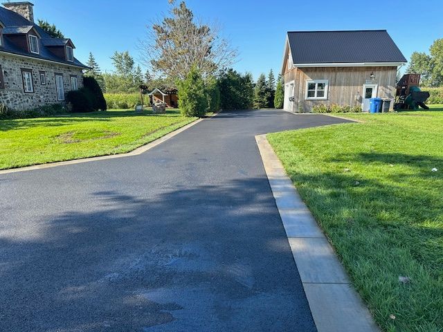 Une allée menant à une maison par une journée ensoleillée