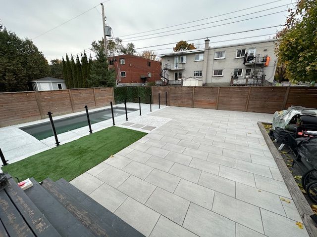 Il y a une piscine dans l'arrière-cour d'une maison.