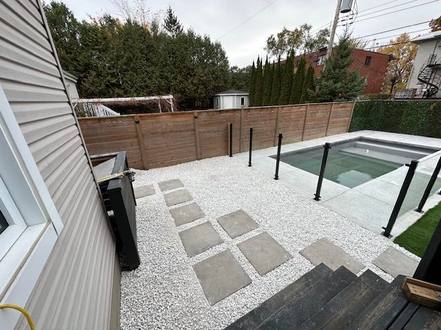 Il y a une piscine dans l'arrière-cour d'une maison.