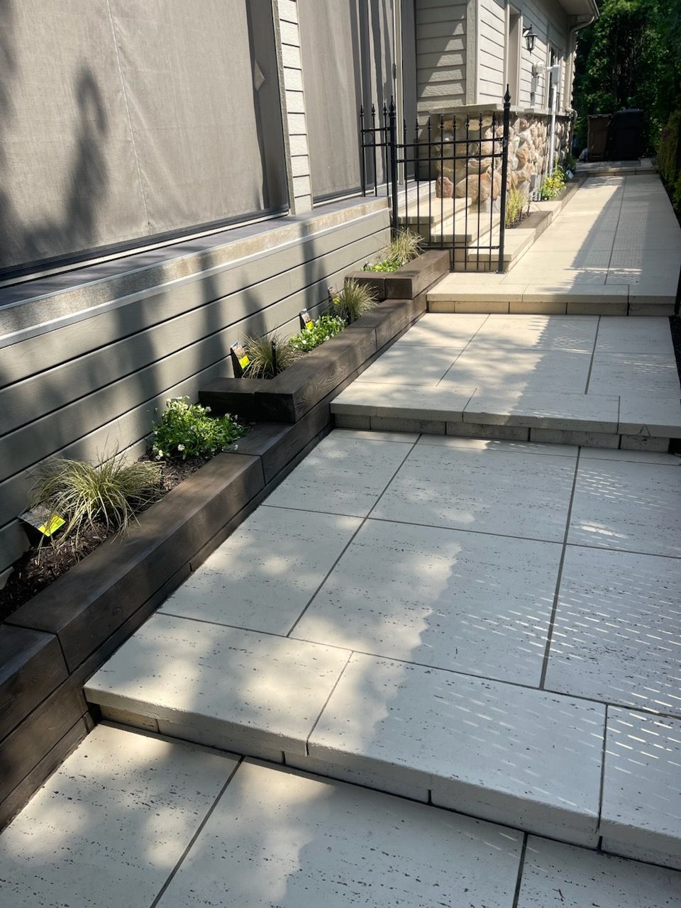 Une passerelle avec des marches menant à une maison.