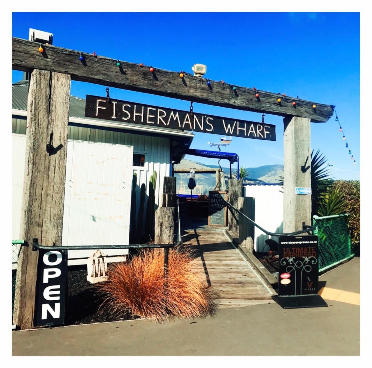 the entrance to fisherman 's wharf has a sign that says open