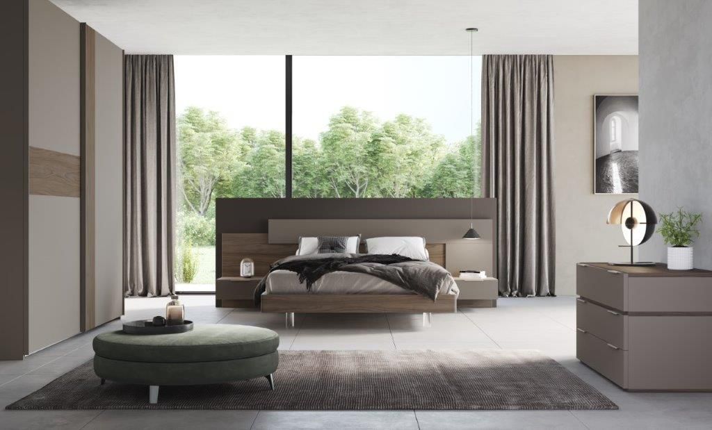 Camera da letto moderna con letto, armadio e ampia finestra con vista sugli alberi.