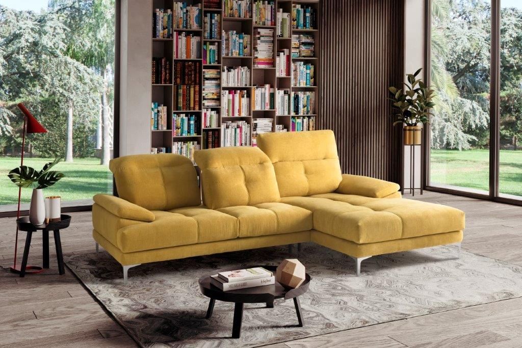 Divano componibile giallo in un soggiorno moderno con librerie e finestra.
