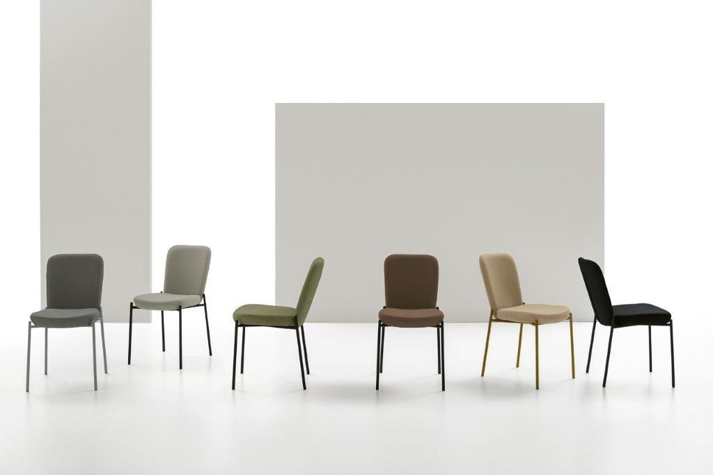 Sei sedie moderne in vari colori, disposte su uno sfondo bianco.