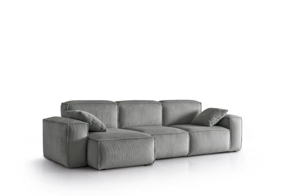 Divano modulare grigio con chaise longue su sfondo bianco.