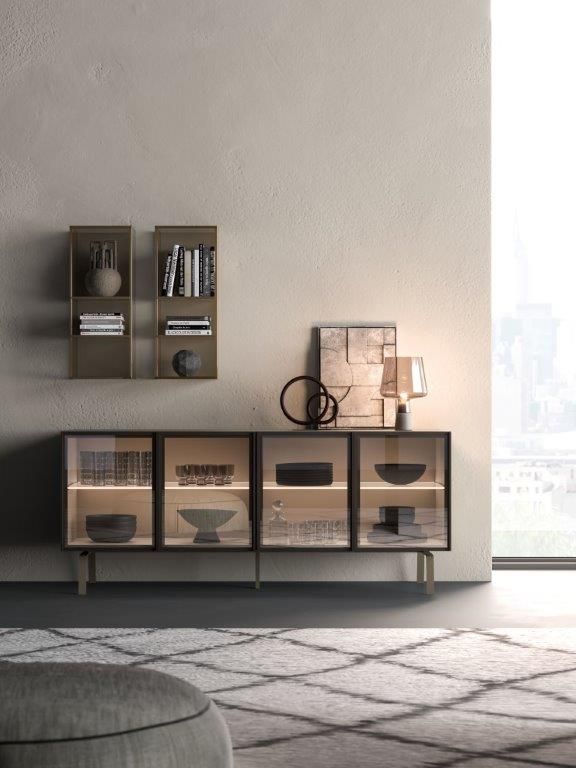 Soggiorno moderno con una credenza e due mensole a muro contro una parete grigio chiaro.