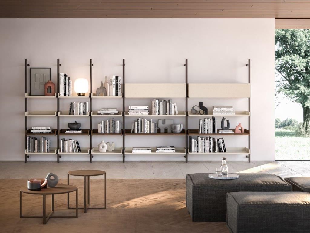 Moderna libreria a parete con libri, decorazioni e una luce soffusa. Include tavolini da caffè e una zona salotto.