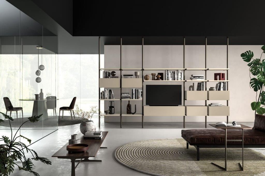 Soggiorno moderno con scaffalature modulari, televisione e posti a sedere.
