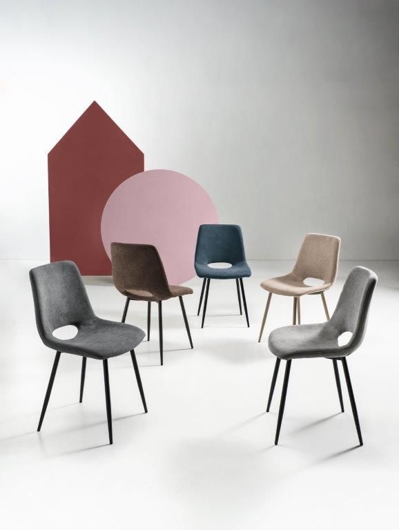 Cinque sedie moderne in vari colori, disposte attorno a forme geometriche colorate su uno sfondo bianco.